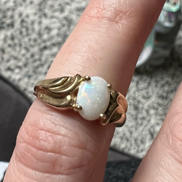 10k Yellow Gold Opal Ring - Picture 2 of 16